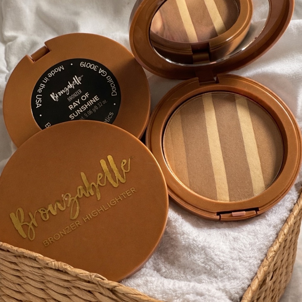 Bronzer Highlighter - color is ray of sunshine ☀️